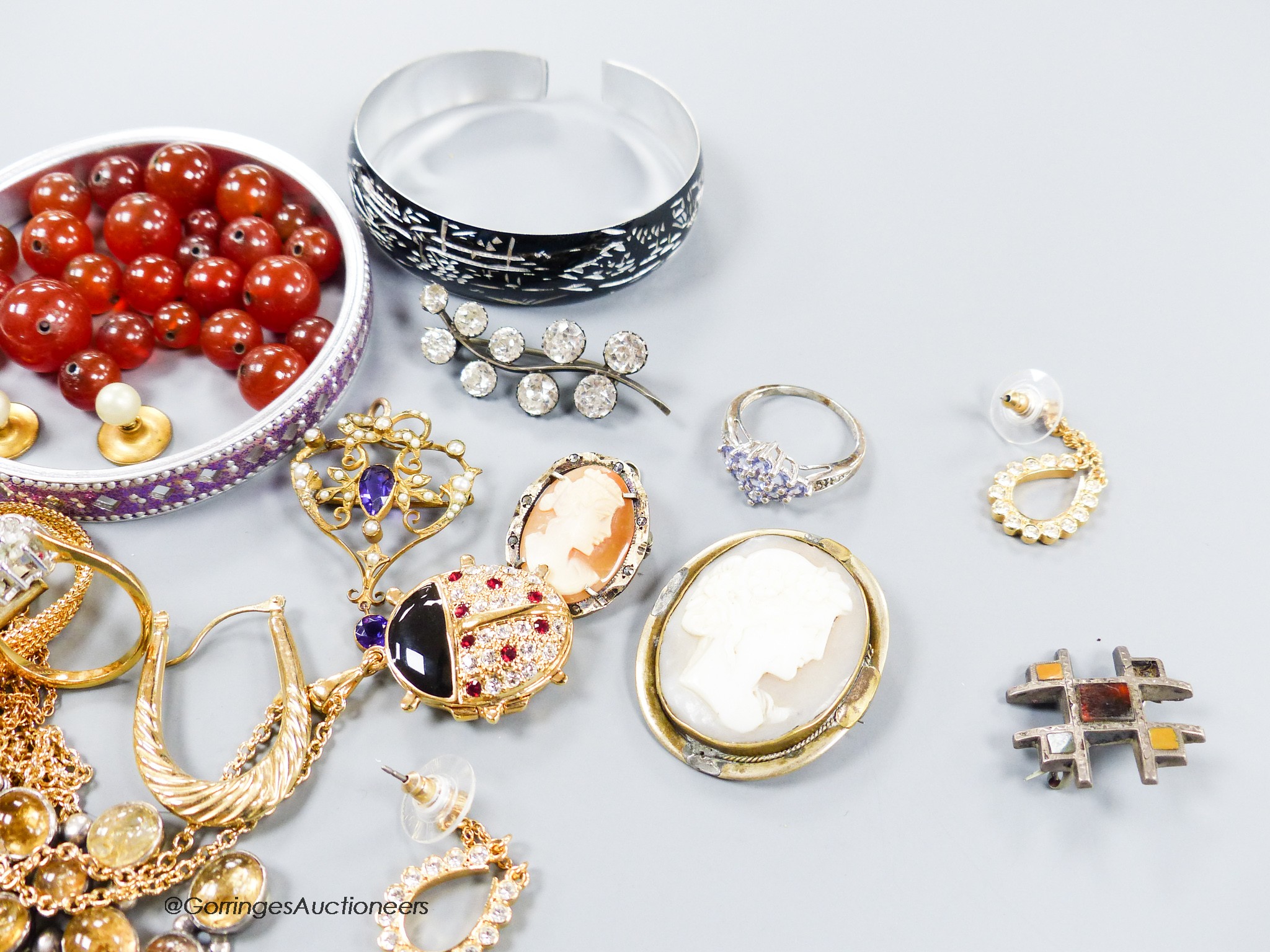 A group of mixed jewellery including yellow metal pendant, a micro mosaic banjo brooch, etc.